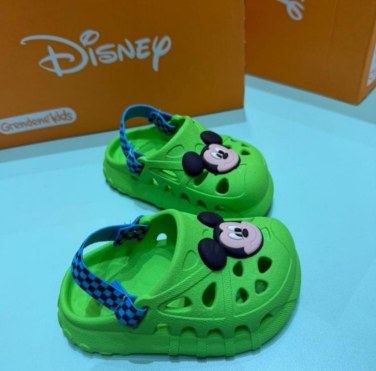 Clog infantil colorido com apliques