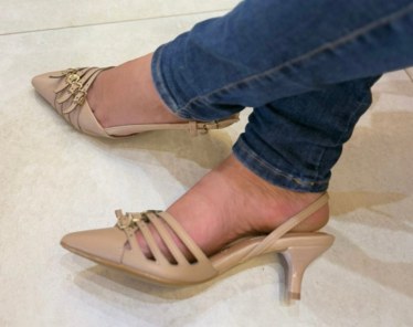 Scarpin slingback com tiras e enfeite dourado salto baixo