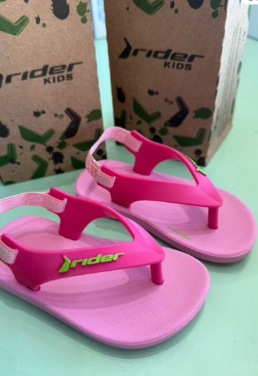 Chinelo infantil rosa com tiras largas