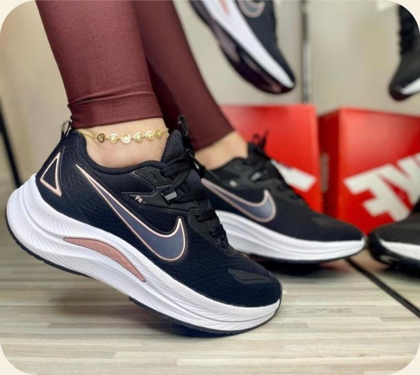 Tênis Nike esportivo de solado curvo — Premium