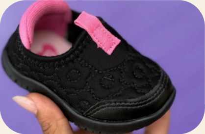 Tênis infantil preto e rosa de calce fácil