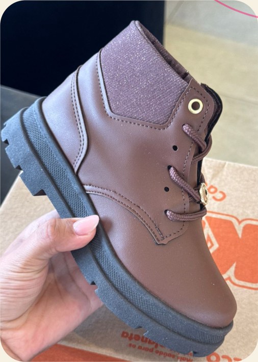 Bota infantil de cano médio com cadarço