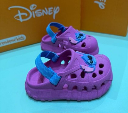 Clog infantil colorido com apliques