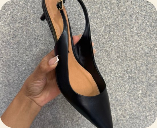 Scarpin slingback bico fino salto baixo