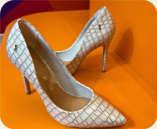 Scarpin croco salto alto