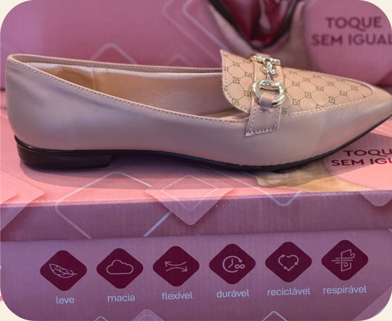 Mocassim bico fino estampado com fivela prateada