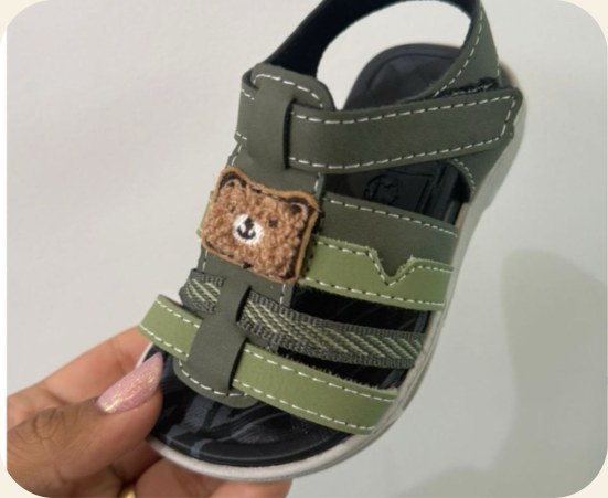Sandália infantil verde com tiras aderentes