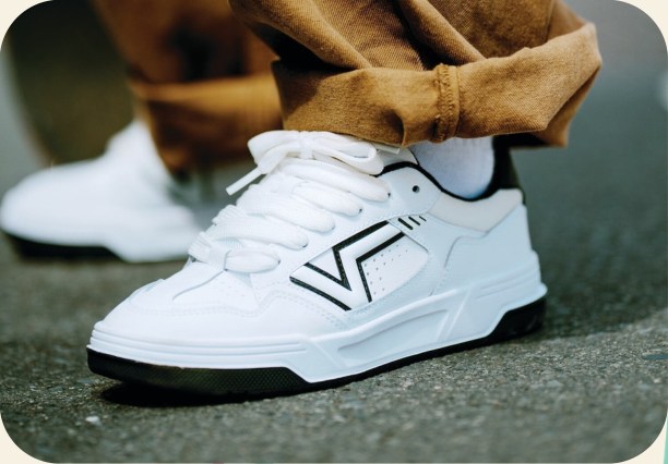 Tênis casual com detalhe lateral — Premium