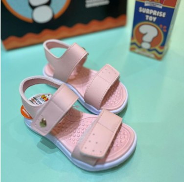 Sandália infantil rosa com tiras largas