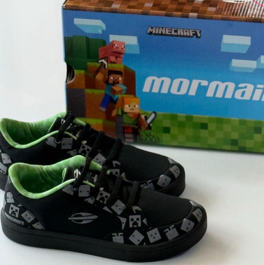 Tênis infantil preto estampado