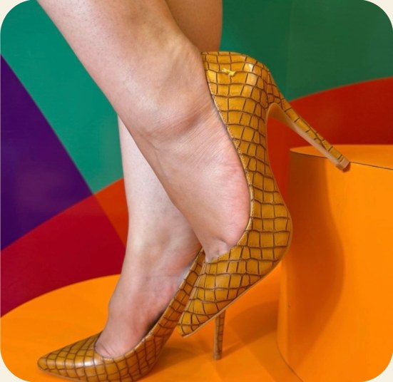 Scarpin croco salto alto