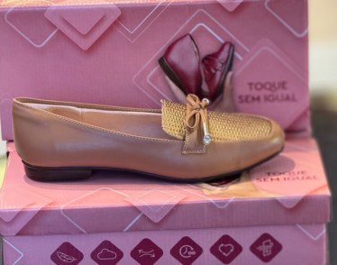 Mocassim com laço e bico texturizado
