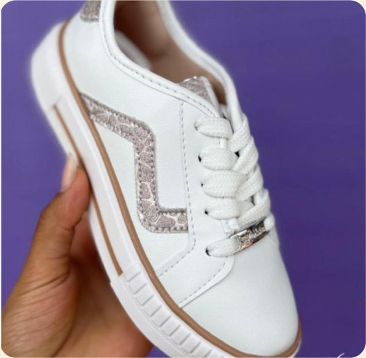 Tênis infantil branco com detalhes metalizados