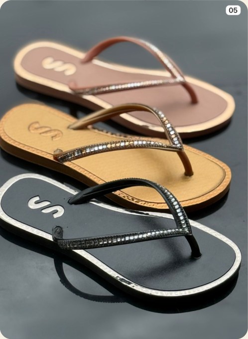 Chinelo de dedo com tira de brilho