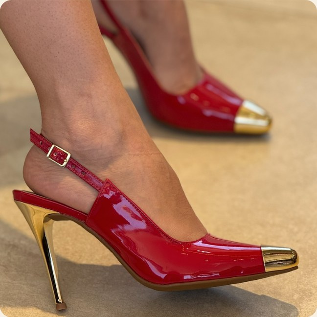 Scarpin slingback com biqueira dourada