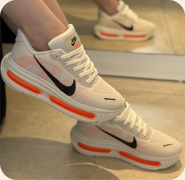 Tênis Nike esportivo com detalhes coloridos — Premium