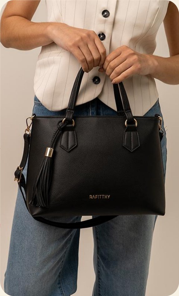 Bolsa de mão com franja e alça transversal