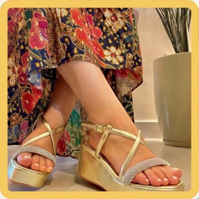 Flatform dourada com tiras de brilho