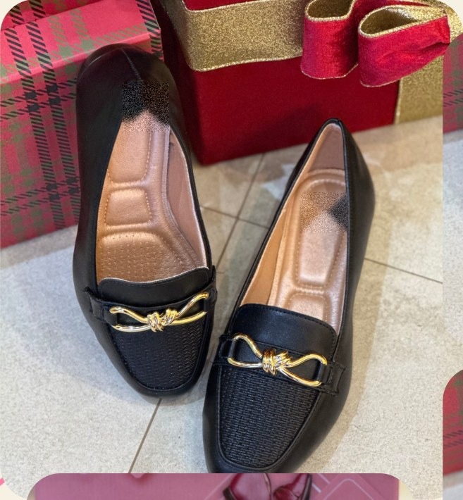 Mocassim com enfeite dourado de nó e bico texturizado