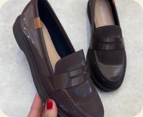 Mocassim Moleca com acabamento brilhante