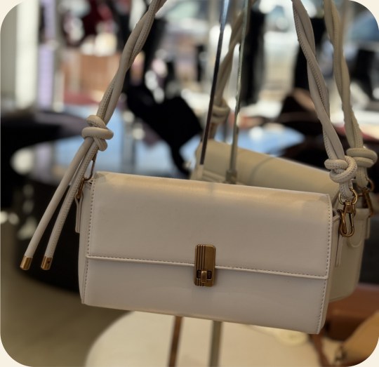 Bolsa baguete com fecho dourado