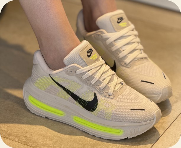 Tênis Nike esportivo com detalhes coloridos — Premium