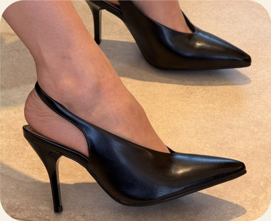 Scarpin slingback decote em V salto alto