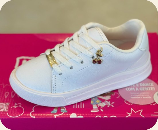 Tênis infantil branco com detalhe dourado