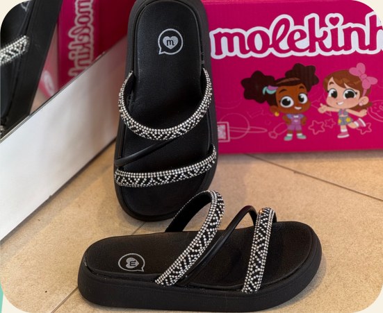 Chinelo infantil preto com brilho