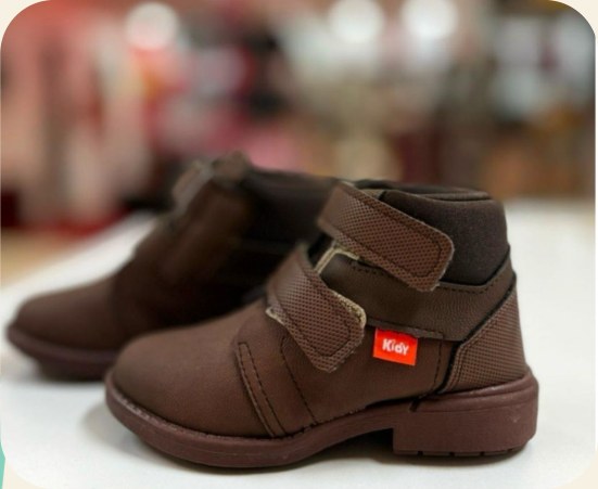 Bota infantil marrom com tiras aderentes