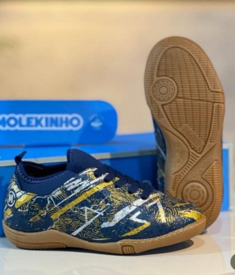 Tênis infantil azul estampado para futsal