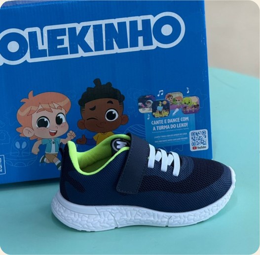 Tênis infantil com faixa aderente e sola branca