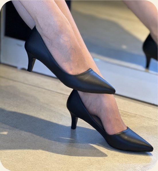 Scarpin clássico bico fino salto baixo