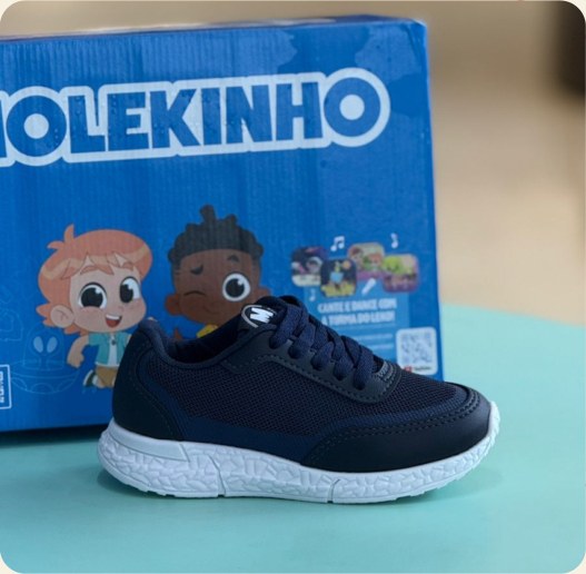 Tênis infantil azul escuro esportivo
