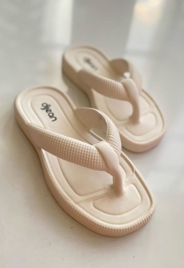 Chinelo de dedo acolchoado