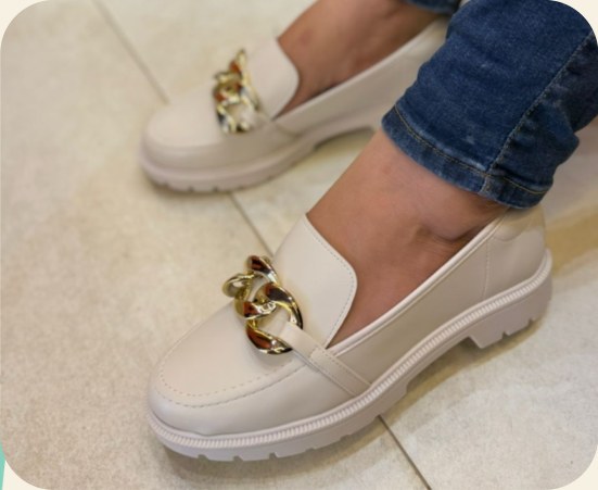 Mocassim tratorado com corrente dourada