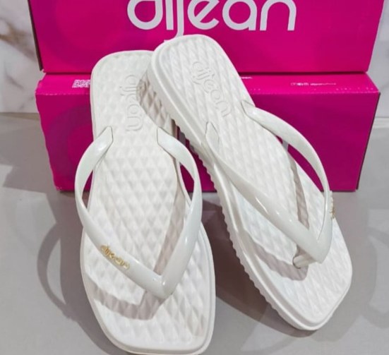 Chinelo de dedo matelassê