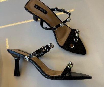 Sandália bico fino com tachas