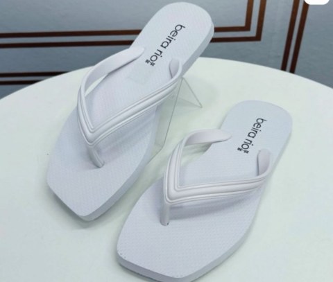 Chinelo de dedo com solado anatômico