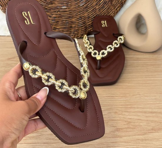 Chinelo de dedo com corrente dourada