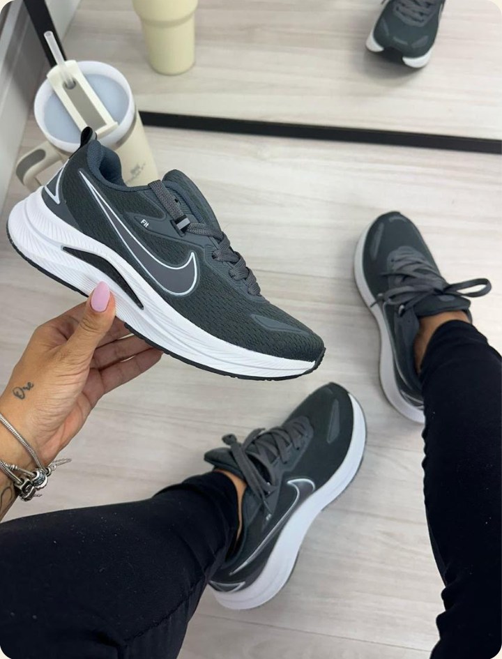 Tênis Nike esportivo de solado curvo — Premium