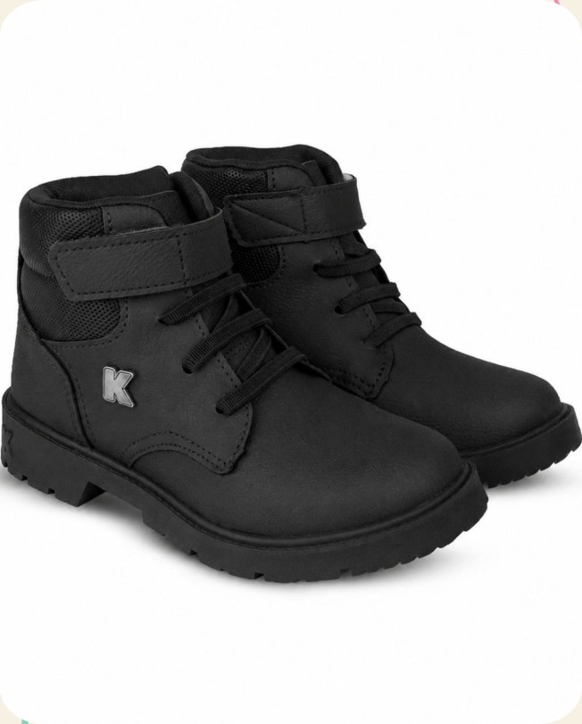 Bota infantil com cadarço e sola robusta