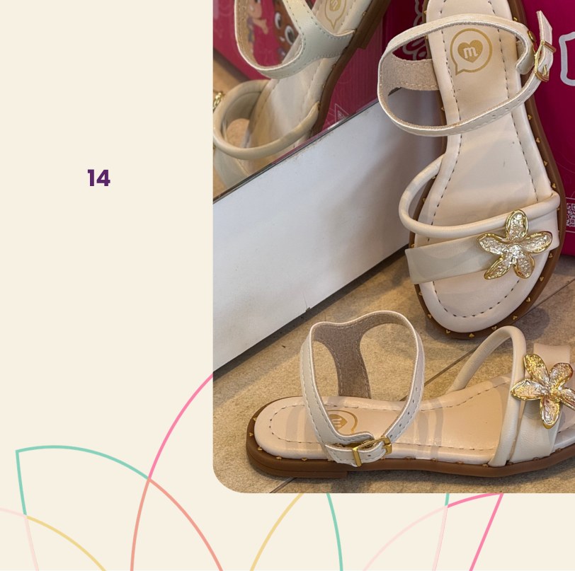 Sandália infantil dourada com flor