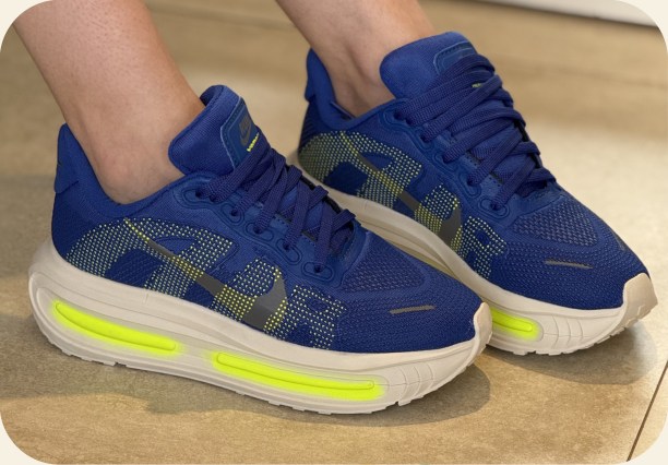 Tênis Nike esportivo com detalhes coloridos — Premium