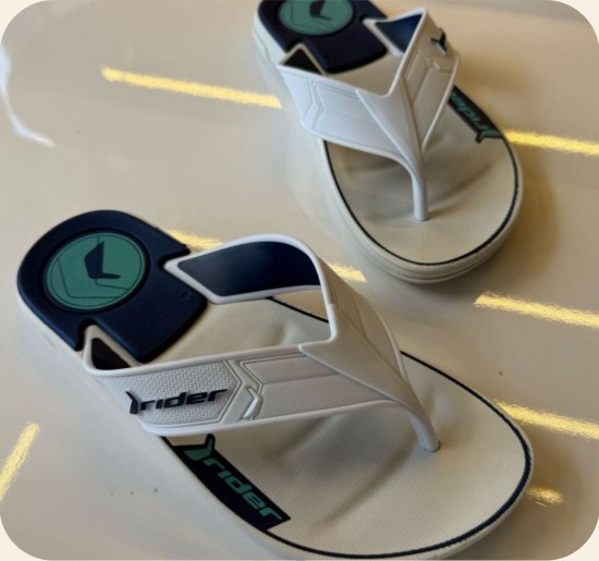 Chinelo de dedo esportivo