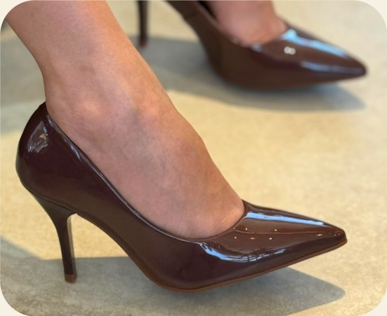 Scarpin verniz bico fino salto alto