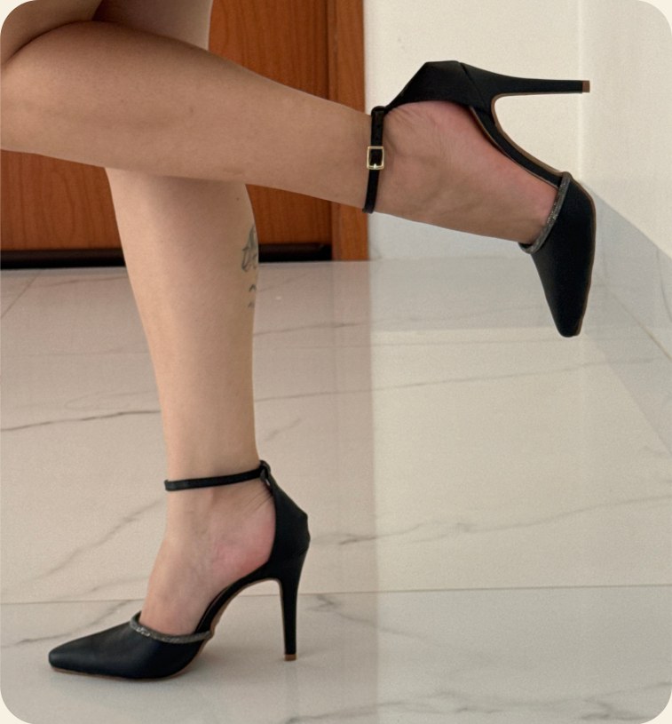 Scarpin aberto com tira no tornozelo e filete de brilho