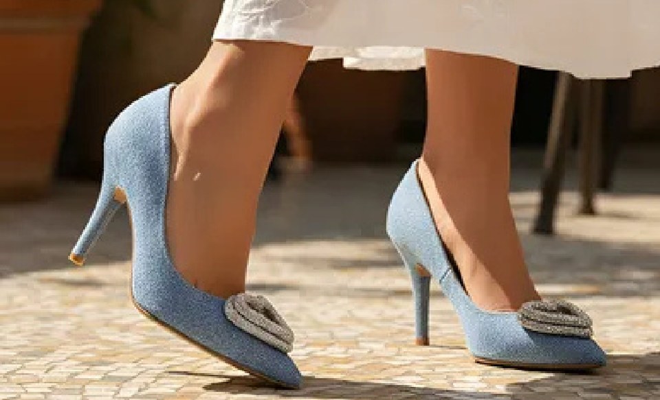 Scarpin jeans com coração de brilho
