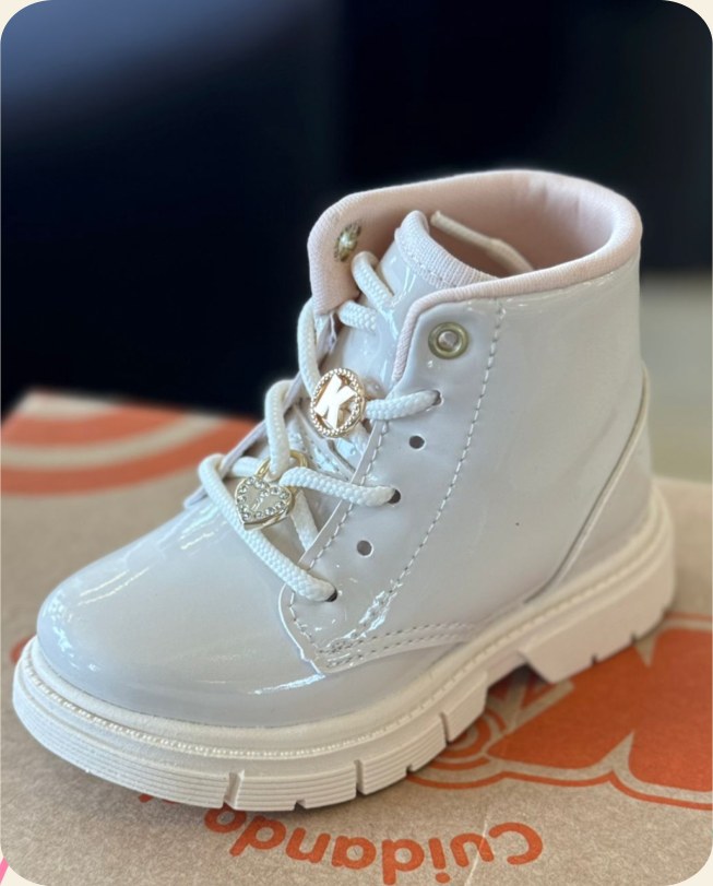 Bota infantil com cadarço e sola robusta