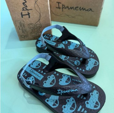 Chinelo infantil preto e azul estampado